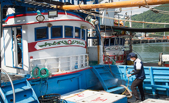 加強防疫維護安全 南方澳漁港進行漁船消毒  