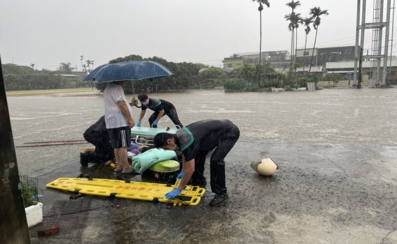 大雨淹沒路面 婦人騎機車衝入水溝 送醫情況不樂觀