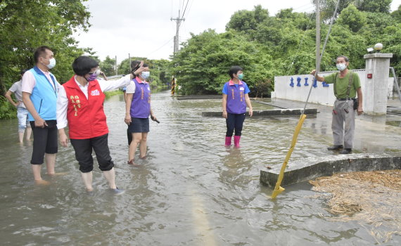 埔心鄉大水溢堤淹沒農路　王惠美視察淹水情形 