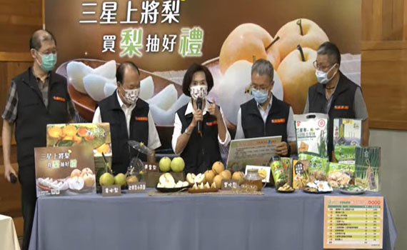 逮到機會就行銷! 宜縣府利用防疫視訊記者會大力推銷在地農產品
