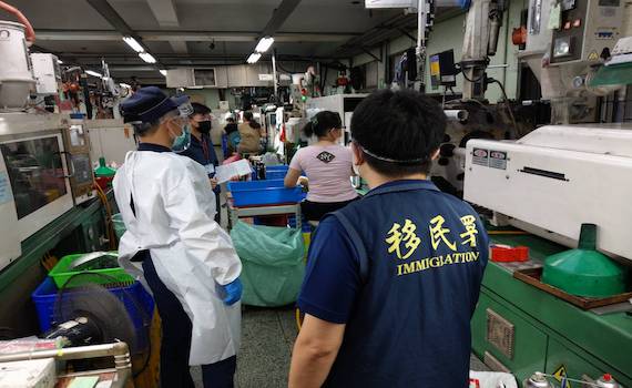 疫情持續嚴峻 移民署針對外來人口強力訪視稽查