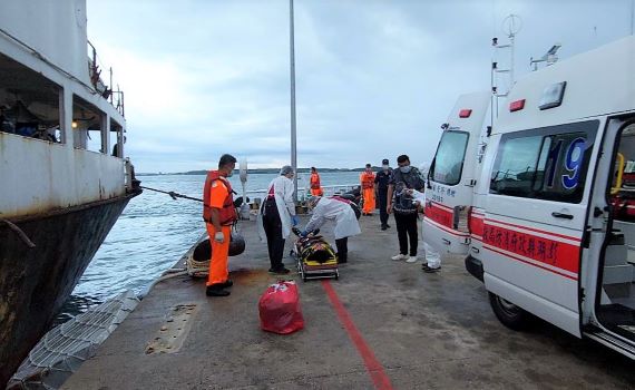 外籍貨輪陸籍船員昏迷　澎湖海巡人道優先馳援救回一命 