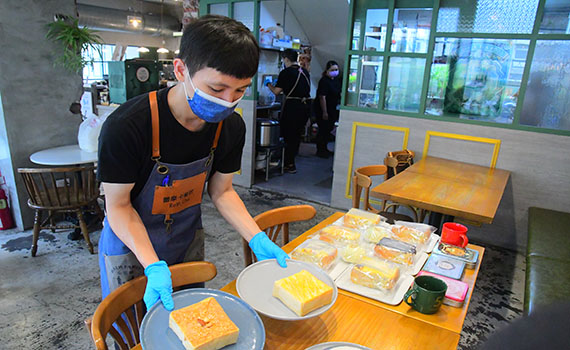 疫情警戒下也能創造新生機! 複合式餐廳拚餐點多元及五星級外送服務