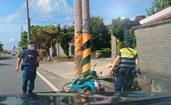 老翁失足跌入深溝 北港警急救援助送醫