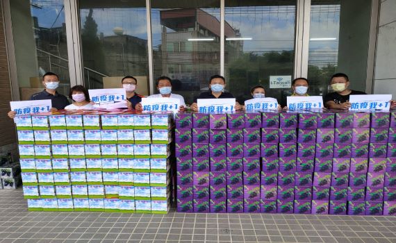 影/「疫」起挺 愛心企業合力購千箱在地葡萄贈醫護