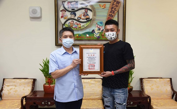 直播主鳳梨鼠薯贈消毒門 嘉市警執勤更安心