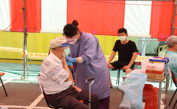 王惠美關心70-74歲以上長者施打莫德納疫苗  