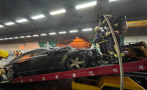 雪隧火燒車! 故障車在拖吊車上起火