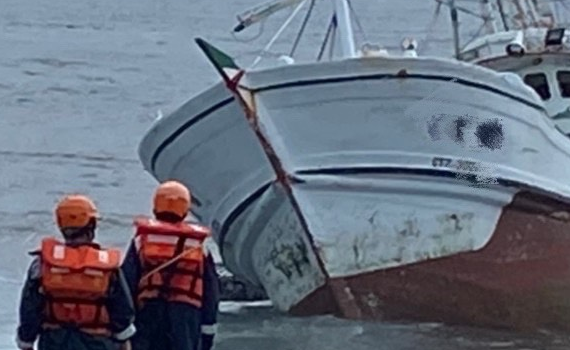 直擊/漁船觸礁鵝鑾鼻坐灘 海巡緊急救援