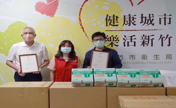 提高疫苗利用率不眼花 鄭宏輝捐贈竹市衛生局精細注射筒及防護衣