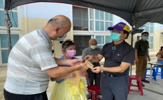 助視障者度過疫情難關 大自然健行會11會員集資捐10萬