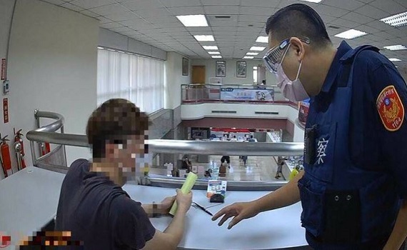 30歲男陷網愛 「女友」要5萬打疫苗警即時攔阻
