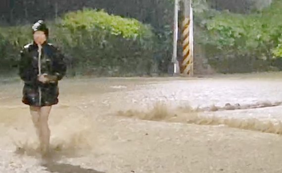 影／「暴雨夜襲」高雄壽山　道路成《黃沙泥河》水深及腰 