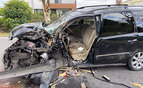 砰咚一聲撞上去 車體削半邊駕駛卡車內