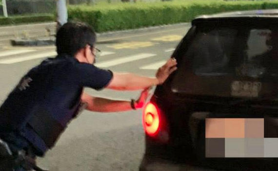 車路中拋錨 兩警奮力推暖救援