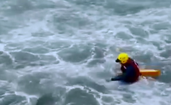 最新/高雄勇父救子2人落海失聯 狂浪中尋獲男童遺體