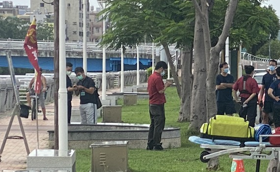 快訊/高雄愛河疑女學生落水 警消潛水救援搜尋中