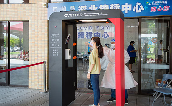 守護民眾健康 佛光會捐宜蘭縣2座智慧防疫門