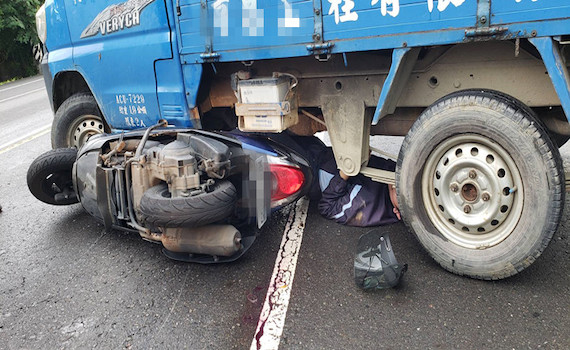 台南機車騎士摔滑卡車底 消防員搶救脫困送醫