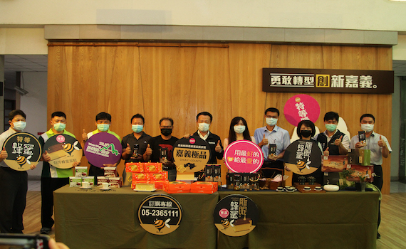 翁章梁掛保證 最優質龍眼蜂蜜「攏抵嘉」