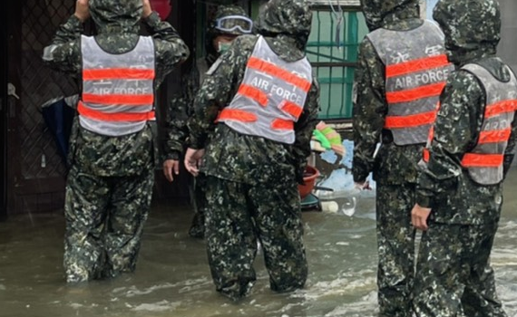 南台灣豪雨不斷 國軍弟兄執行鄉民預防性撤離
