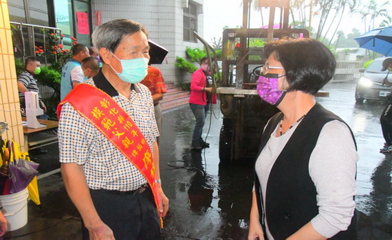大雨滂沱下的溫馨父親節 彰化縣長王惠美提前向模範父親致意 