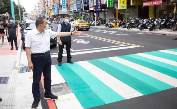 新埔國中通學廊道完工　學童不必與車爭道 