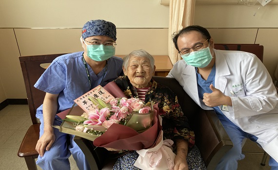  108歲人瑞卵巢長600公克腫瘤  新竹國泰多科攜手救命 