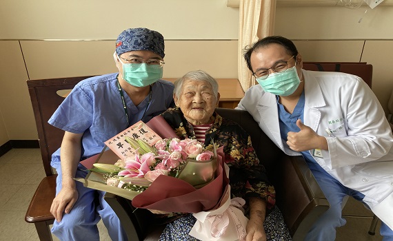 108歲人瑞卵巢長600公克腫瘤 新竹國泰多科攜手救命