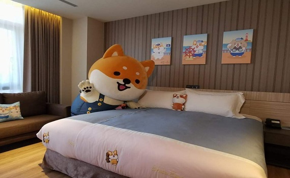 迎微解封 竹北安捷酒店推全台首間超萌柴語錄主題套房