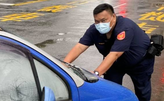 奧運原民選手為國爭光 高雄市原民勇警推車為民服務