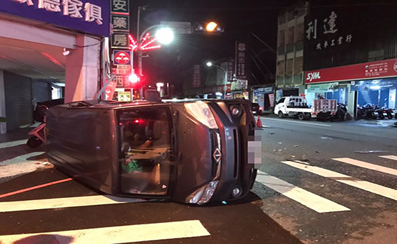 凌晨巨響撞翻了!十字路口對撞兩駕駛送醫