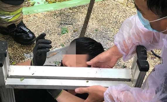 快訊/馬達工人卡「壽山動物園」2公尺立坑 警消暴雨急搶救