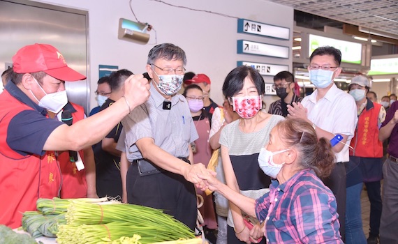 父親節前夕 柯文哲充當搬運工陪夫人上環南市場買菜