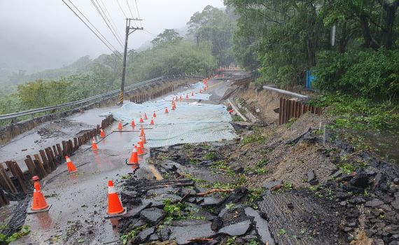 三峽北113線道路坍塌 養工處將優先搶通便道
