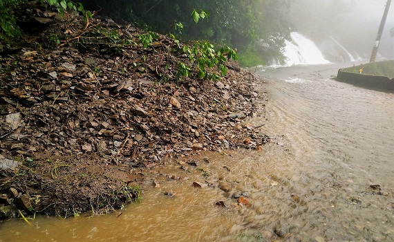 屏東多處積水傳災情 霧台、德文土石滑落道路封閉成孤島