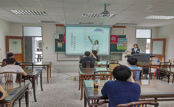 不需到現場也能領到證 外籍生8月1日起可線上申辦居留證