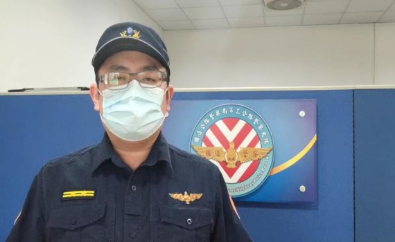 離奇車禍! 高速公路上自小客四輪朝天駕駛全身裸露坐路肩護欄