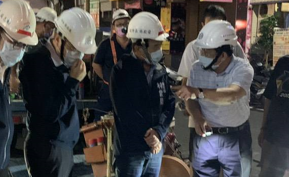 高市水利局夜間趕工修復下水道 林副市長慰勞施工人員