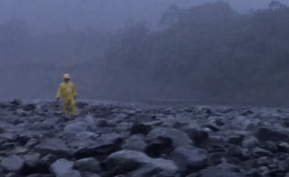 快訊/台20線「明霸克露橋」94K傳民眾落水 警消出動9車16人前往搜救