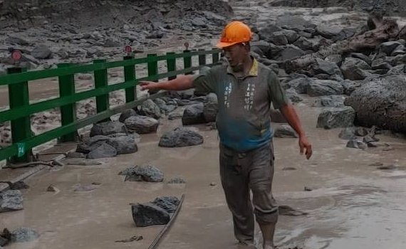 影/女民代「明霸克露橋」勘災遇山洪暴漲遭滅頂 脫困里長自責沒拉住她