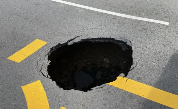 「天坑」！芬園鄉彰南路快車道路面塌陷出現大洞 