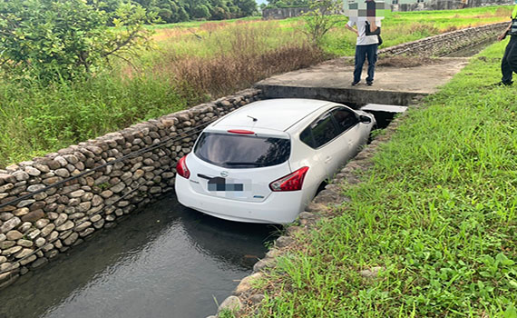 影 /離奇！自小客車竟然這樣掉落對向排水溝 