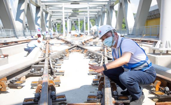 侯友宜視察安坑輕軌 力拼111年底完工通車