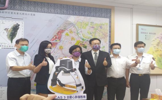 2組百萬自動心肺復甦機捐彰化縣消防局 現場加碼再捐1組