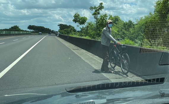 單車老翁誤闖快速道路 虎警獲報即刻救援解危