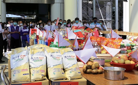 供品捐助弱勢 南市議會普度祈福做公益