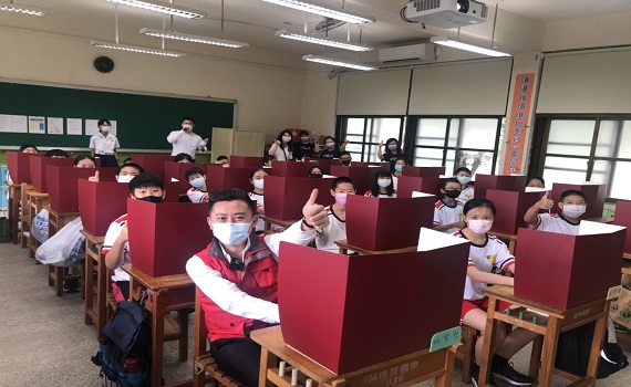 竹市添購6萬6000個防疫隔板 給高中職以下學生午餐使用