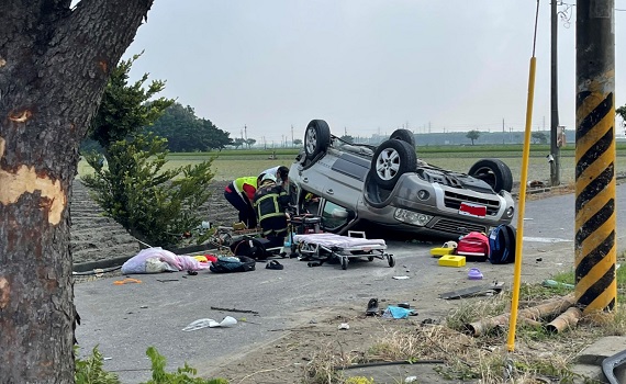 雲林幼兒園女老師載3子翻車 2國中兒拋車外死 9歲么兒搶救中