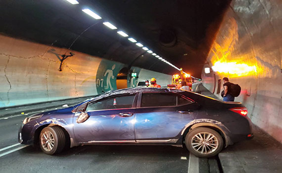 快訊/雪隧小客車自撞 北上車道一度受阻 